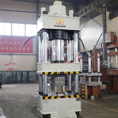 Quais são as características estruturais de uma prensa hidráulica-de quatro c...